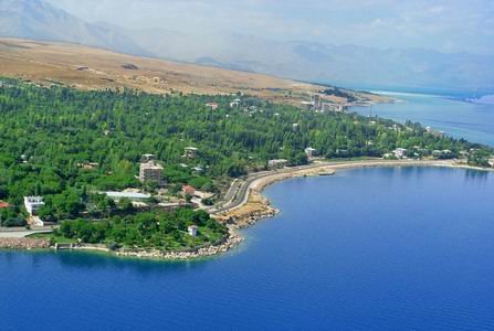 Վանը, որն այցելում են տեղացի և օտարերկրացի հազարավոր մարդիկ, ուշադրություն է գրավում նաև իր արծաթյա զարդերով ու Վանա մշակույթն արտացոլող նմուշներով