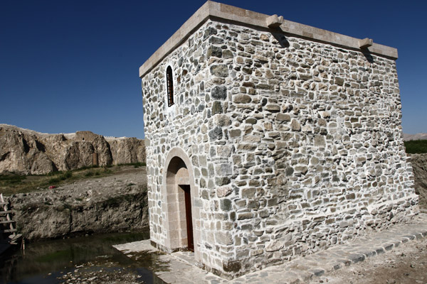 Քանդել-կառուցելու մի օրինակ հին Վանում