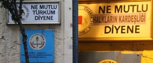 Ermenihaber.am. Հայկական դպրոցի դռանը փակցված «Ինչ երջանիկ է նա, ով ասում է թուրք եմ» գրությամբ ցուցանակը փոխվել է