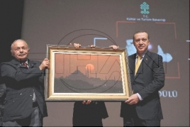 Էրդողանը մրցանակ է շնորհում հայ լուսանկարչին և խոսում հայերի հետ «հավասարությունից»