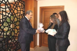 Հայ աշխատակիցները թուրք քաղաքապետին ներկած ձու են նվիրել