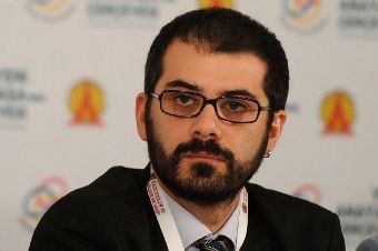 Արամ սրբազանի հետ պոլսահայ համայնքը խնդիրներ ունի. «Ակօս»-ի գլխավոր խմբագիր
