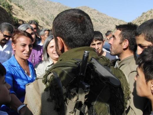 Թուրքիայում ցնցում է առաջացրել PKK-ի զինյալների հետ քուրդ պատգամավորների գրկախառնվելու փաստը