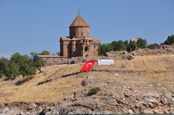 Աղթամար կղզում թուրքական դրոշները զայրացրել են շատերին