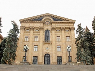 Հայաստանի ԱԺ-ն մեկ րոպե լռությամբ հարգել է Պոնտոսի հույների ցեղասպանության զոհերի հիշատակը