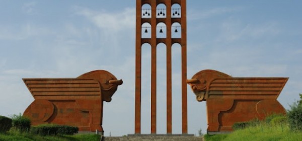 «Ազդակ»ի խմբագրական. Երկու 100-ամեակներու արանքին մէջ
