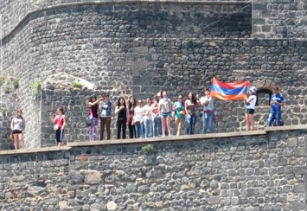 Հայ զբոսաշրջիկները Կարսի բերդի վրա հայկական եռագույնն են պարզել ու երգել ՀՀ հիմնը՝ զայրացնելով թուրքերին
