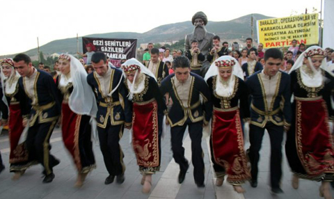 Տէրսիմի մէջ ամբարտակներու եւ զինուորական կեդրոններու կառուցման դէմ պարով բողոք