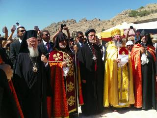 Աղթամարում մենք հյուր էինք կամ ինչպես էինք պատարագ մատուցում Սուրբ Խաչ եկեղեցում…