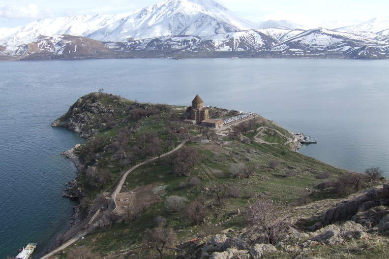 Վանի հերոսամարտ. Արժանապատվության 100 տարի