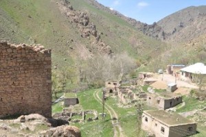 Թուրքիայի քրդաբնակ գյուղում, որտեղ միայն 2 ընտանիք է բնակվում, հայկական ամրոց ու գերեզման կա