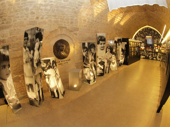 Ցեղասպանության որբերի թանգարան. այցելուներն ամենաերկարը կանգնում են անվանացանկի պատի առջև՝ փնտրելով հարազատ անուններ