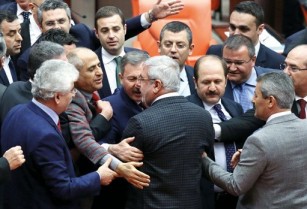 Թուրքիայի խորհրդարանում Էրդողանի պատճառով ծեծկռտուք է տեղի ունեցել