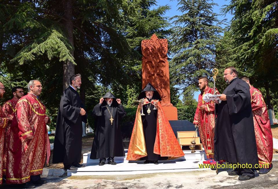 Խաչքարի օծում Պալըքլըի գերեզմանատան մէջ