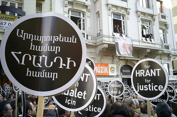 «Հրանտի ընկերներ» նախաձեռնության անդամներն այսօր բողոքի ցույց են կազմակերպել Ստամբուլի արդարադատության պալատի առջև