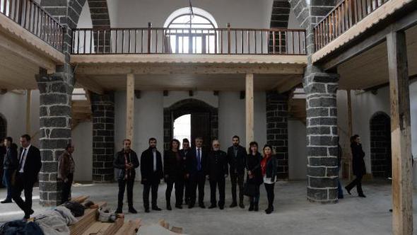 Սուրում գտնվող եկեղեցում շրջող հայոց պատրիարքի տեղապահ Արամ Աթեշյանին տխրեցնող պատկերը