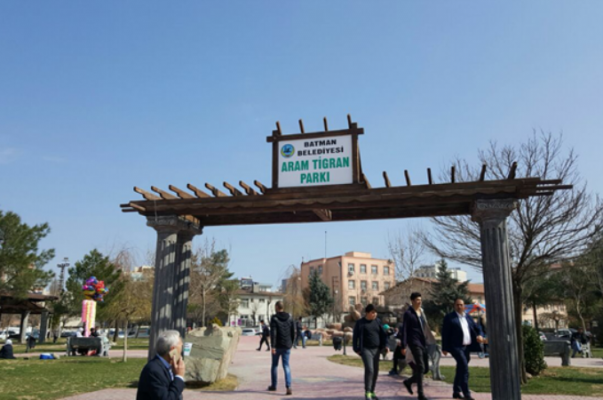 Թուրքիայի քրդաբնակ քաղաքում անհայտ անձինք «ջնջել» են հայ երաժիշտ Արամ Տիգրանի անունը նրա անվան զբոսայգու ցուցանակից