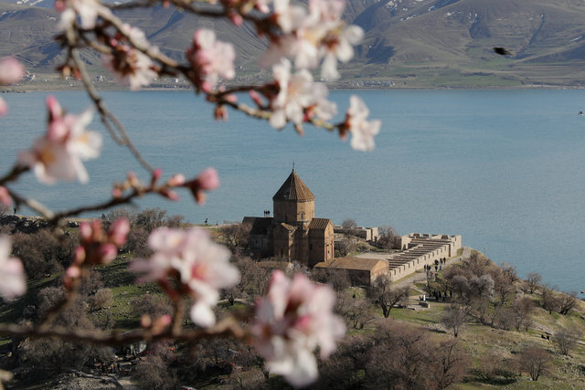 Ախթամար կղզիին վրայ գարուն բացուած է (լուսանկարներ)