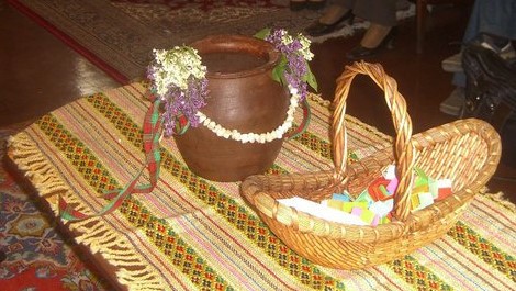 Փունջ-փունջ աղջիկներ սարերը ելան վիճակ հանելու աշխոյժ երգերով. այսօր տօնն է Համբարձման