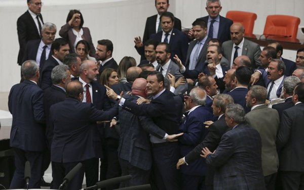Քաշքշուկ՝ Թուքրիայի խորհրդարանում