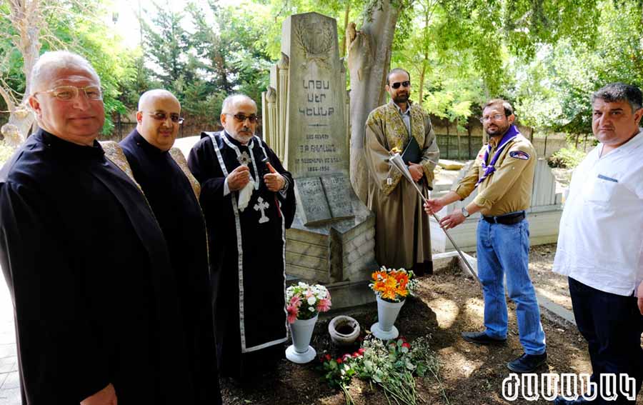 Պոլսոյ Մէջ Գտնուող Յովհաննէս Հինդլեանի Շիրիմէն Ջահավառութիւն