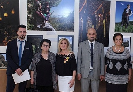 Տեղի ունեցաւ վանեցի հայերու աւանդական տարազներու լուսանկարներու ցուցահանդէսի բացումը