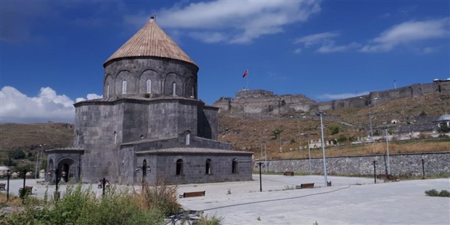 Կարսի Սուրբ Առաքելոց եկեղեցու պատերի վրա սկսել են խոտեր աճել