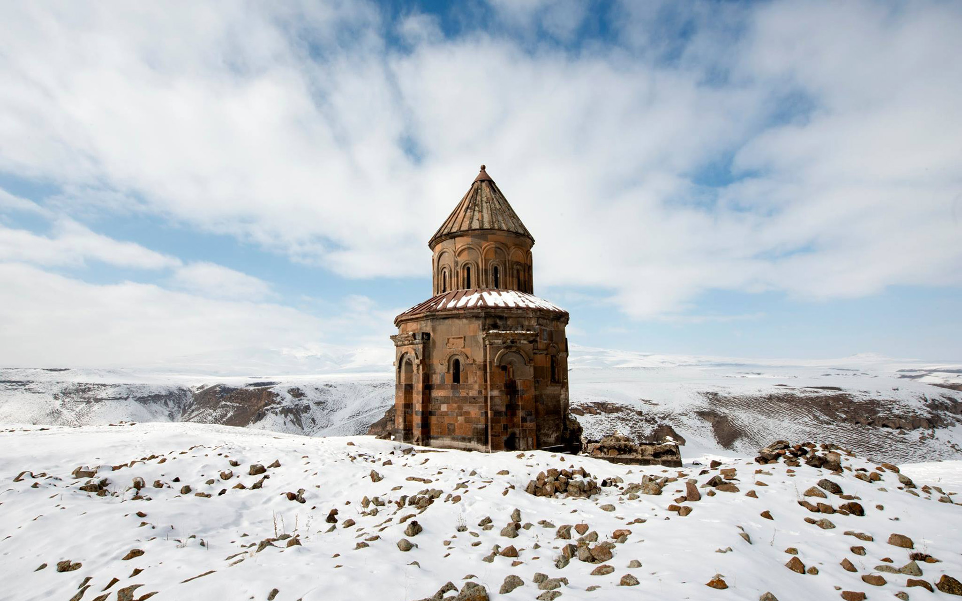 Հարսանեկան զգեստ հագած քաղաքը. ձյունով ծածկված պատմական Անին հայտնվել է լրատվամիջոցների ուշադրության կենտրոնում