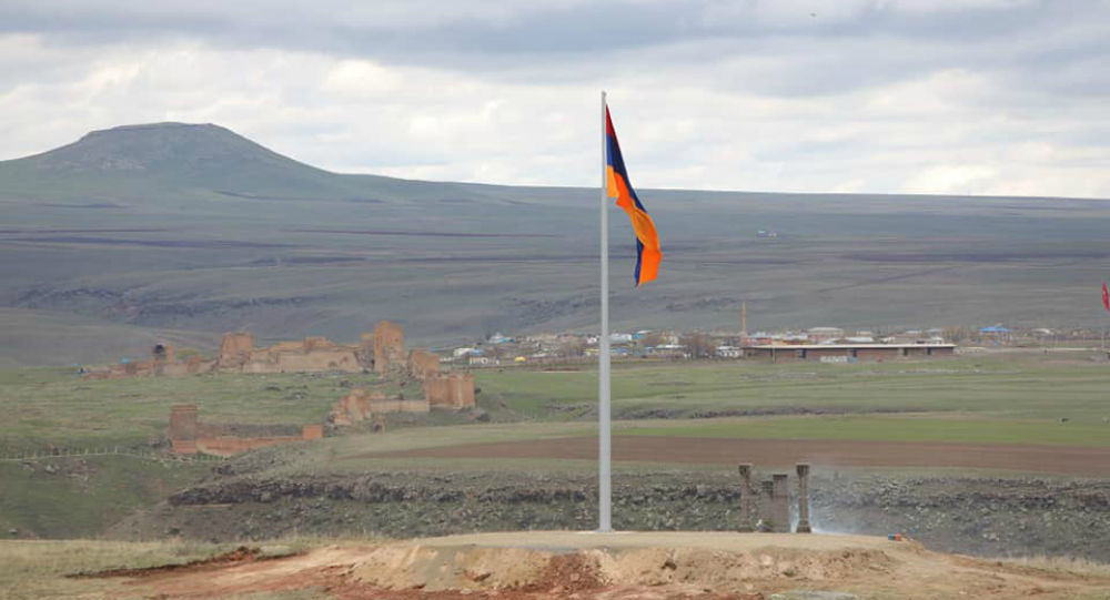 Հսկա Եռագույնը Անիի դիմաց. սահմանի ճանաչո՞ւմ, թե՞ Կարսի, Նախիջեւանի ու Արարատի վերադարձի պահանջ