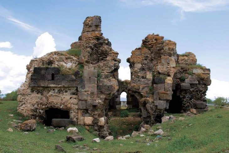 Վանայ լիճի ջուրի մակարդակի նուազման հետեւանքով ի յայտ եկած է Արճէշի հայկական «խորտակուած եկեղեցին»