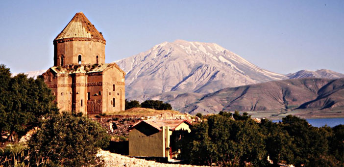 Ժողովուրդազուրկ պատարագ Վանի մէջ