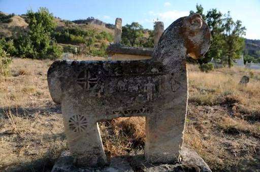 Արևմտյան Հայաստանի Թունջելիի (Դերսիմ-Ակունքի խմբ․) պատմական գերեզմանները գանձախույզների և մաքսանենգների կողմից ենթարկվել են թալանի