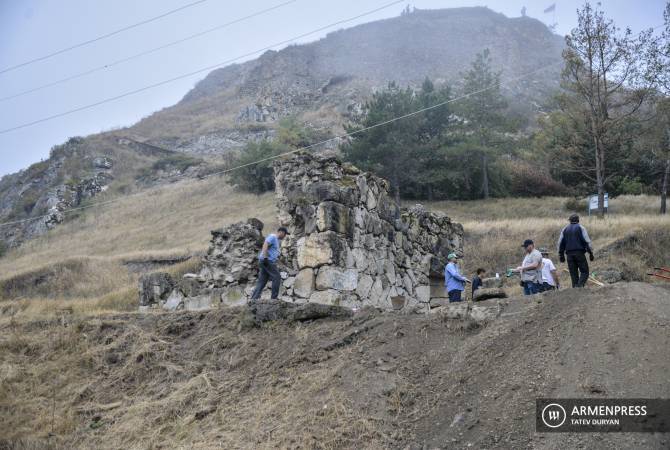 Տավուշի բերդի պեղումների ընթացքում հայտնաբերվել է խեցեղեն, տապանաքարեր ու հնգատող արձանագրություն