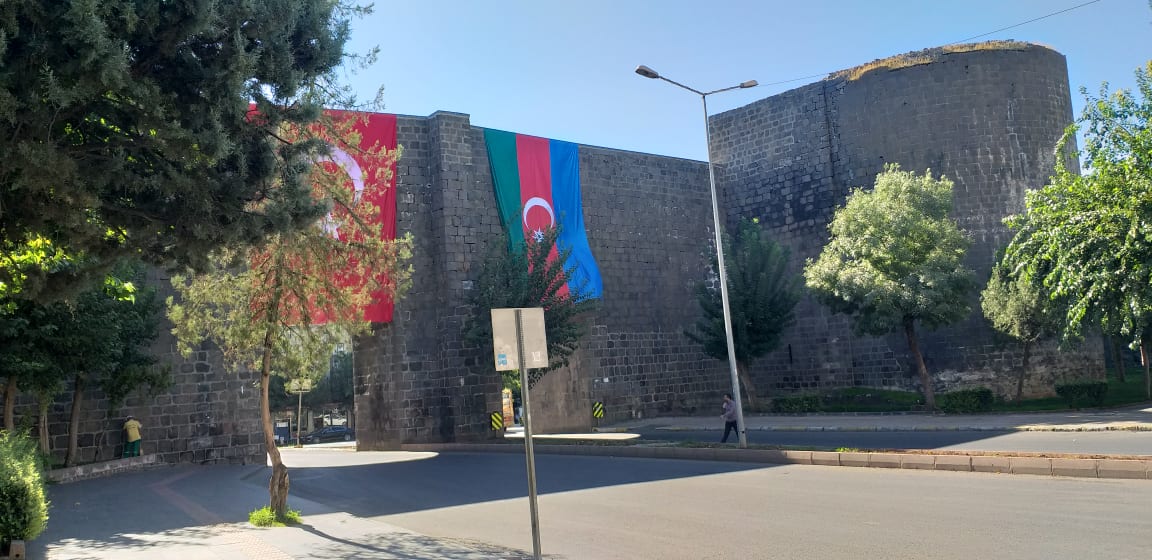 Թուրքիան փորձում է ահաբեկել նաև Արևմտյան Հայաստանի հայերին․ թուրքական և ադրբեջանական դրոշներ՝ Դիարբեքիրի պարիսպներին (լուսանկարներ)