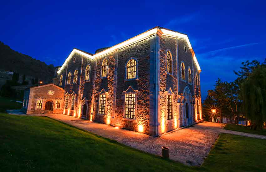 Թուրքիայում կինոթատրոնի վերածված հայկական եկեղեցու շենքի վրա Ադրբեջանի դրոշն է հայտնվել