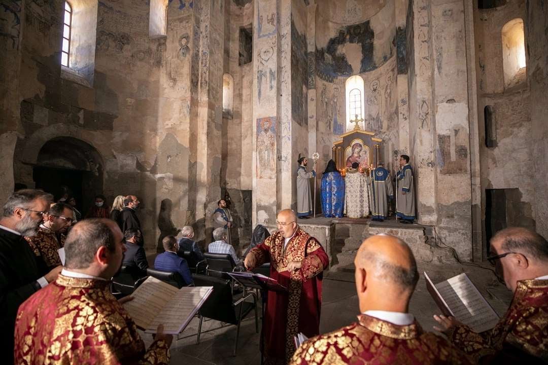 Եթէ եկեղեցին ժողովուրդ է հապա այս ի՞նչ է