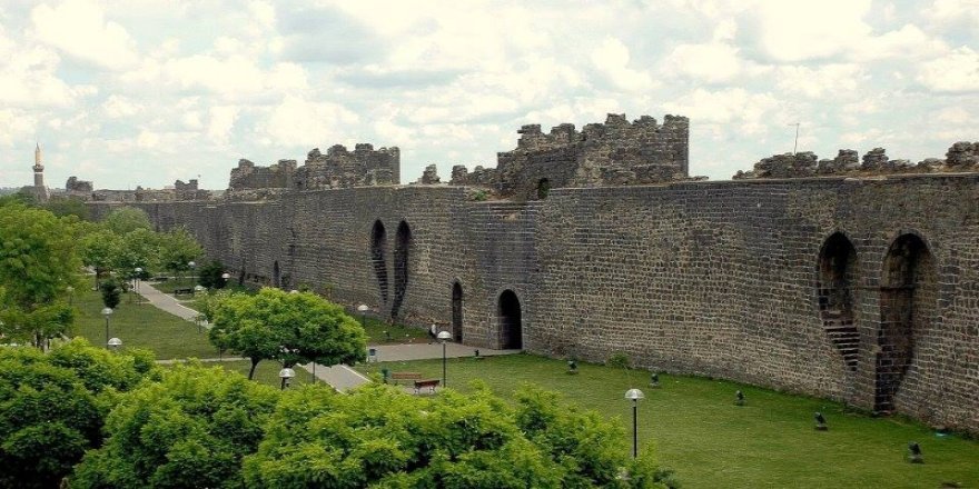 Դիարբեքիրի պարիսպներն ավերվում են գանձագողերի եւ թմրամոլների պատճառով