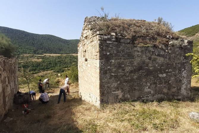 Արցախում վանական համալիրի տարածքը մաքրելիս հայտնաբերվել են արձանագրություններով խաչքար և տապանաքար
