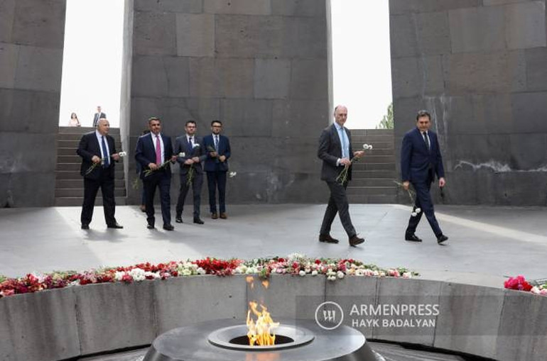 ՄԹ Եվրոպայի հարցերով նախարարը հարգանքի տուրք է մատուցել Հայոց ցեղասպանության զոհերի հիշատակին