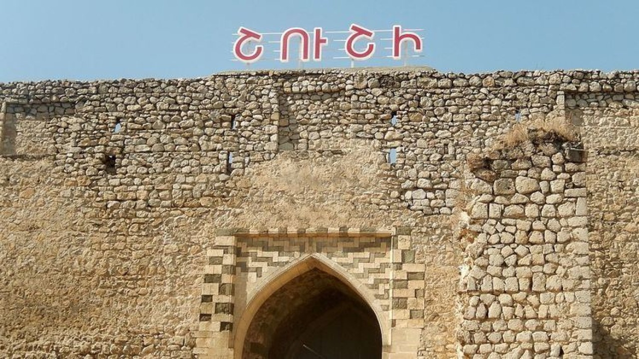 Օկուպացված Շուշիում հանդիպել են Ադրբեջանի եւ Թուրքիայի կառավարող կուսակցությունների ներկայացուցիչները