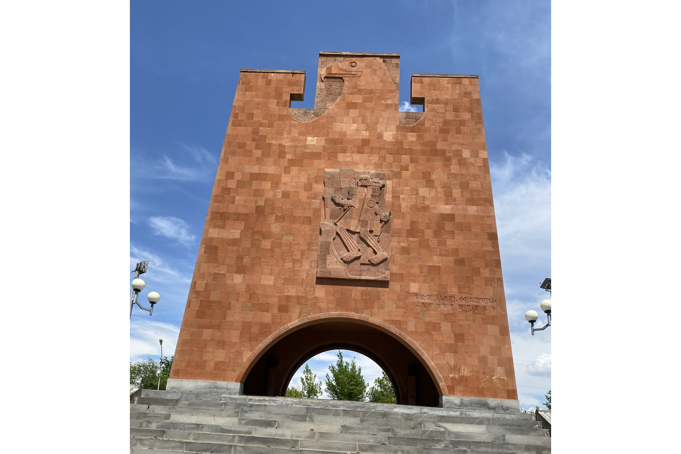 Մուսա լերան յուշարձանը (ԻԲ.). «Լռե՞լ, թէ՞ չլռել…»