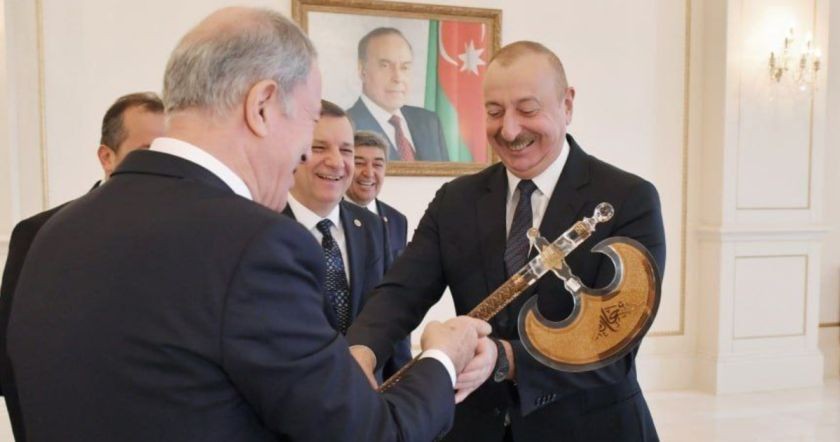 Նման տապարով միայն գլուխ էին կտրում, ուստի ուղերձը չափից դուրս թափանցիկ է և հստակ. Ոսկանյանը՝ Աքարիի նվերի մասին