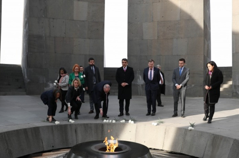 Բրիտանացի խորհրդարանականներն այցելել են Ծիծեռնակաբերդի հուշահամալիր, ծաղիկներ խոնարհել անմար կրակի մոտ