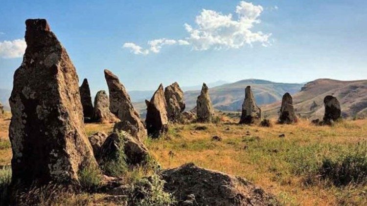 Ազրպէյճան «Զօրաց քարեր բնակատեղի» արգելոցը կը ներկայացնէ իբրեւ «Հին ազրպէյճան»-ի տարածքին մէջ գտնուող յուշարձան