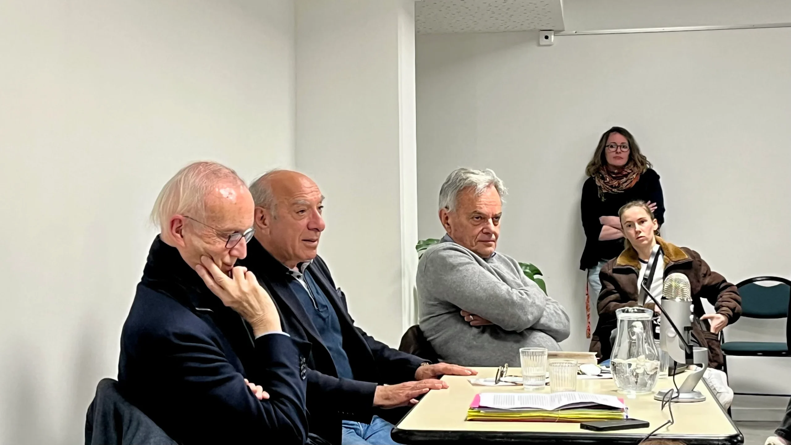 3 ցեղասպանությունների ընդհանուր գիծը․ միակուսակցական համակարգերը կանոնավոր բանակին օգտագործելու փոխարեն բռնության գործը փոխանցում են այլ խմբերի