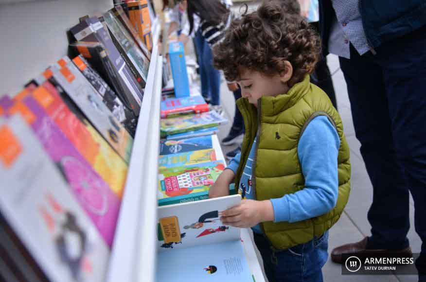 Արեւմտահայերէնը կը փրկուի եթէ հաւաքական կամեցողութիւն ցոյց տանք (գիրք նուիրելու եւ մայրենի լեզուին օրուան առիթով)