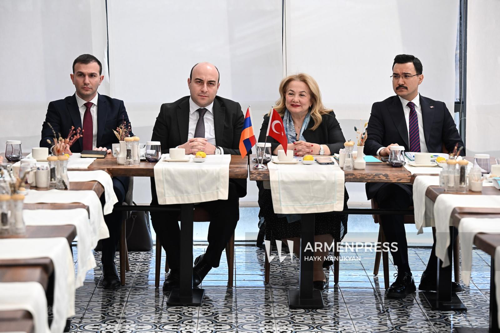 Կարսում տեղի է ունեցել Հայաստան-Թուրքիա աշխատանքային խմբի հանդիպումը՝ Գյումրի-Կարս երկաթգծի վերականգնման ու գործարկման թեմայով