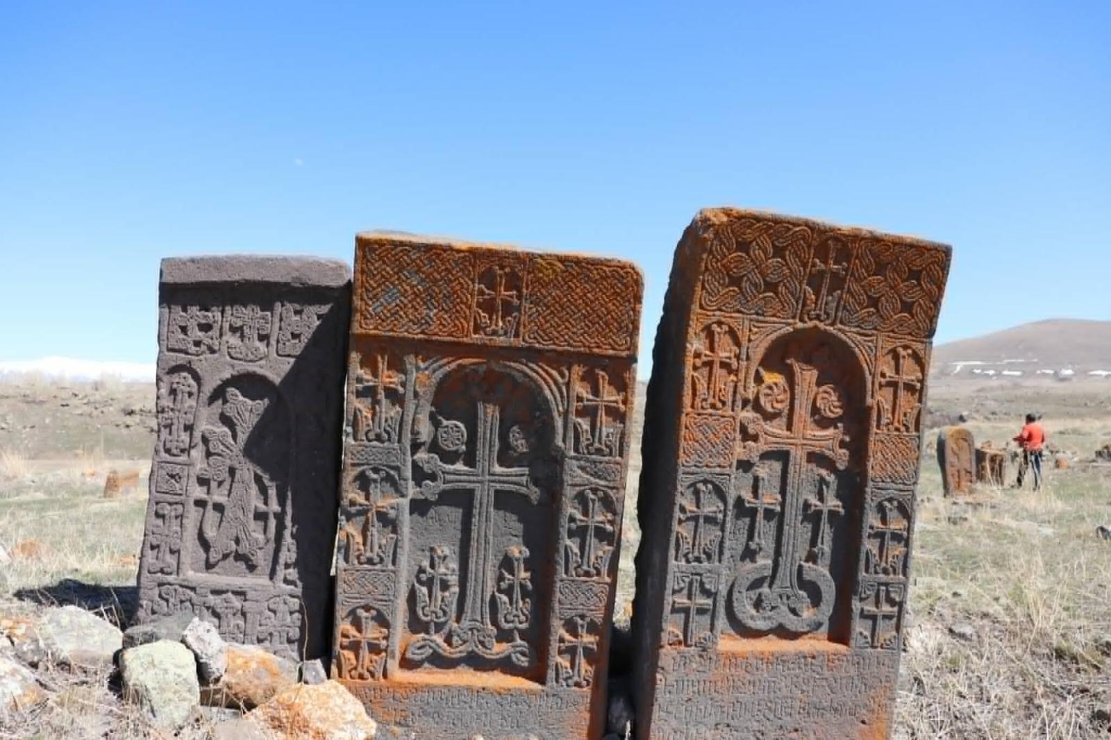 Գթաշենի ավերակների գեղատեսիլ խաչքարերը